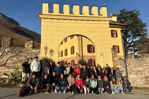 39 Schülerinnen und Schüler aus 16 Oberschulen des Landes haben am Angebot für die Begabungs- und Begabtenförderung der Pädagogischen Abteilung der Deutschen Bildungsdirektion teilgenommen. Im Bild die Teilnehmerinnen und Teilnehmer der Talente Tage 2025 vor dem Eingang zur Fortbildungsakademie Schloss Rechtenthal in Tramin. (Foto: LPA/Deutsche Bildungsdirektion/Lorenz Platter)