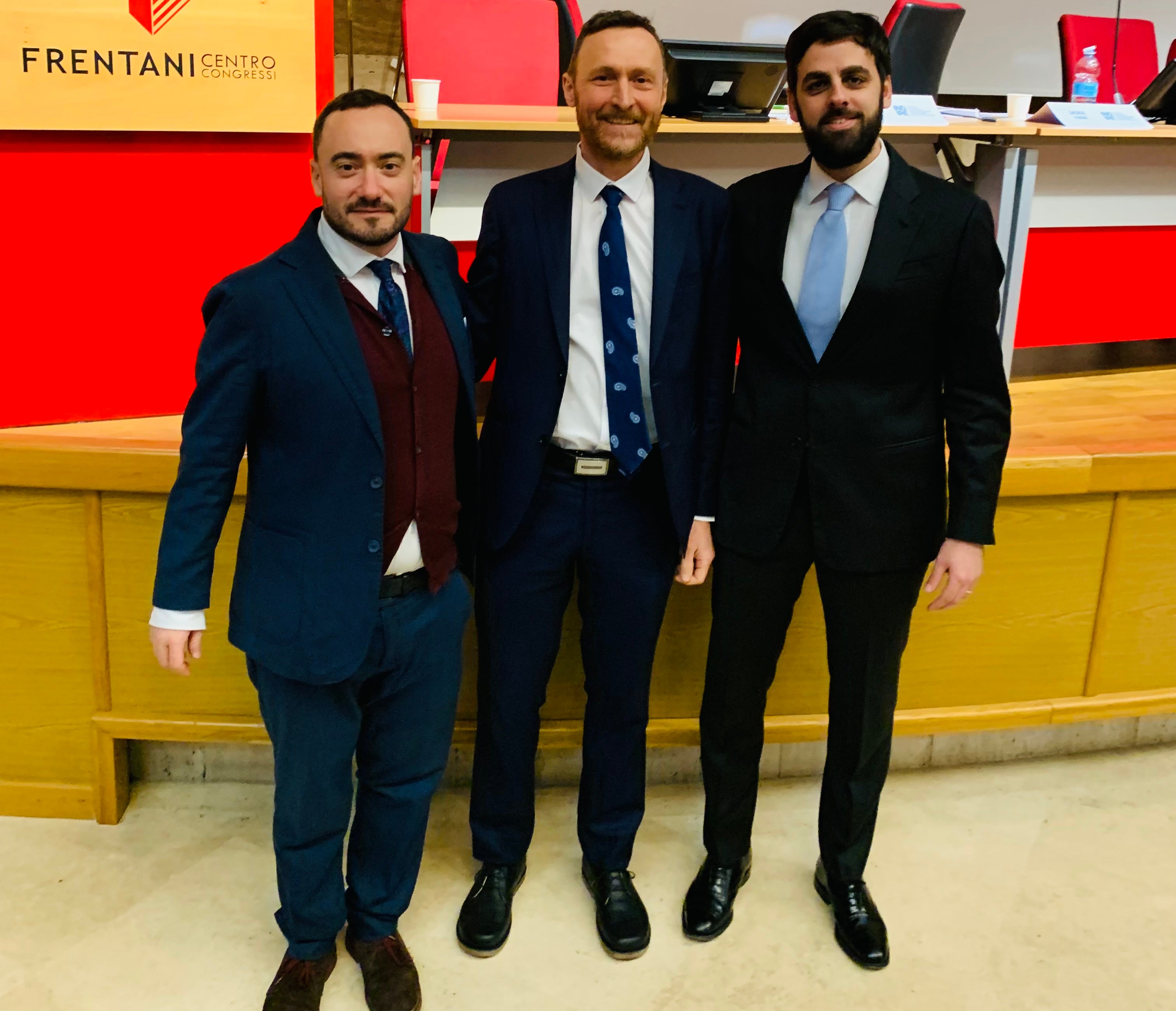 Il direttore di Ripartizione Stuflesser (centro) con Marco Palmigiani (Project manager comunicazione Unità PNRR Erasmus+ INDIRE) e Marino Mazzocca (Responsabile Scientifico del Progetto PNRR Erasmus+). I due collaboratori indire hanno guidato un team di esperti che nel 2025 ha guidato la prima palestra di progettazione, nell’ambito della quale era stata preparata la domanda di progetto Erasmus Plus della (Foto: USP/Ripartizione Amministrazione scuola e cultura ladina)