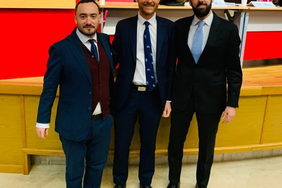 Abteilungsdirektor Stuflesser (Mitte) mit Marco Palmigiani (Projektmanager Kommunikation PNRR Erasmus+ INDIRE) und Marino Mazzocca (Programmverantwortlicher Mobilitäten bei INDIRE). Beide INDIRE-Mitarbeiter hatten mit ihrem Team in der ladinischen Bildungsdirektion im Jahr 2025 die erste Projektwerkstatt durchgeführt, in der innerhalb von zwei Arbeitstagen gemeinsam ein erfolgreicher Erasmus Plus-Projektantrag der Ladinischen Bildungs- und Kulturdirektion vorbereitet wurde. (Foto: LPA/Abteilung Ladinische Bildungs- und Kulturverwaltung)