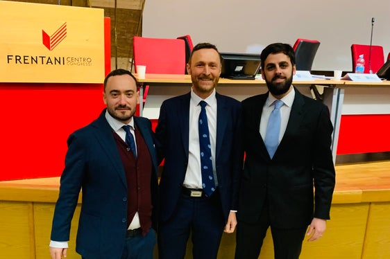 L diretëur de Repartizion Stuflesser (tl zënter) cun Marco Palmigiani (Project manager comunicazion Unità PNRR Erasmus+ INDIRE) y Marino Mazzocca (Respunsabl scientific dl proiet PNRR Erasmus+). I doi cunlauradëures de INDIRE à menà n team de esperc che tl 2025 a urganisà la prima “palestra de proietazion” tla Talia tres la Direzion Ladina. Te chël cheder, deboriada cun i cunlauradëures dla Direzion, ie uni stat njenià la pruposta Erasmus Plus dla Direzion Ntendënza y cultura ladina, pona finanzieda cun mesuns dl PNRR. (Foto: USP/Repartizion Aministrazion Scola y Cultura Ladina)