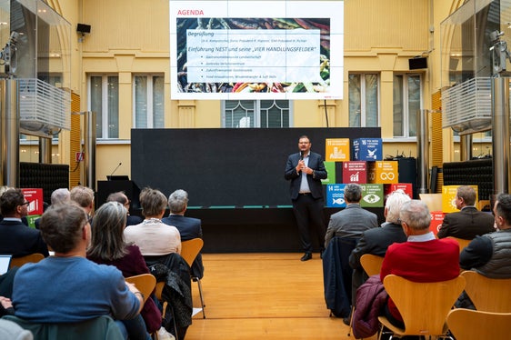 Auch IDM Südtirol Präsident Hansi Pichler betonte die Wichtigkeit der sogenannten Kümmerer, welche die Vernetzung, Planung und Kommunikation entlang der gesamten Wertschöpfungskette unterstützen. (Foto: LPA/Fabio Brucculeri)