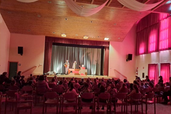 Ai mituns y ales mitans dles scolines ladines ti él gnü pité la poscibilité da tó pert ala rapresentaziun te dui lingac La sorücia Frederick y la forza dla fantasia. (Foto: USP/Intendënza y Cultura ladina)