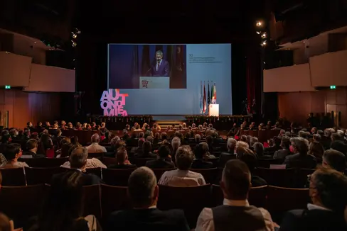 Cerimonia affollata per i 30 anni della quietanza liberatoria al Teatro Comunale di Bolzano (Foto:ASP/Ivo Corrà)