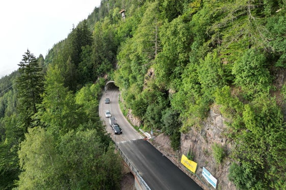 Die ersten Fahrzeuge rollen über den in den vergangenen Wochen gesicherten Abschnitt der Landesstraße nach Hafling. (Foto: LPA/g.news)