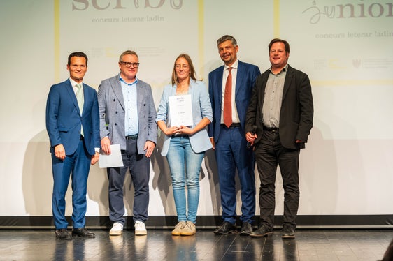 Il primo premio della sezione giovanile del concorso letterario è stato assegnato a Nicoletta Riz per il testo “Agnol”. Nella foto, da sinistra: André Comploi, Werner Pescosta, Nicoletta Riz, l’assessore provinciale Daniel Alfreider e Ivan Senoner. (Foto: USP/Bruno Ferdigg)