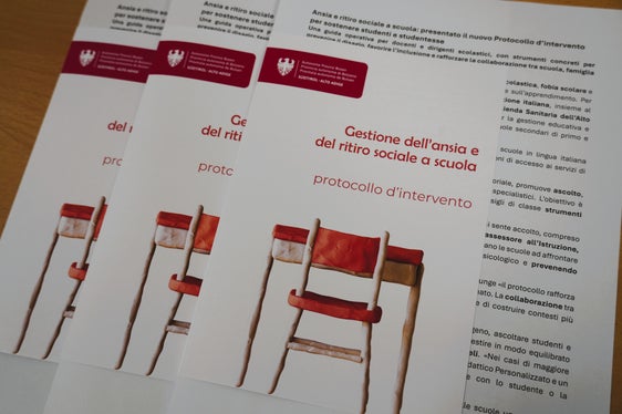 La scuola italiana dell'Alto Adige mette a disposizione delle scuole uno strumento condiviso per promuovere il benessere, prevenire il protrarsi del disagio e sostenere il successo formativo, valorizzando anche le dimensioni emotive della crescita. (Foto: USP/Direzione Istruzione e Formazione)