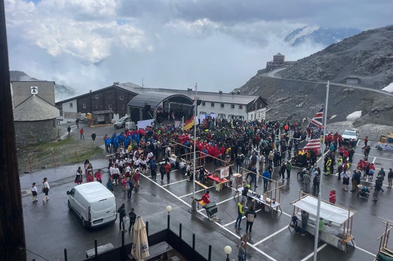 Nonostante il tempo avverso, domenica 6 luglio numerosi cittadini hanno partecipato alla cerimonia sul Passo dello Stelvio. (Foto: USP/Gnews)