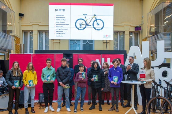 Dieci alunni che hanno partecipato con successo al quiz hanno ricevuto una mountain bike. (Foto: ASP/Fabio Brucculeri)