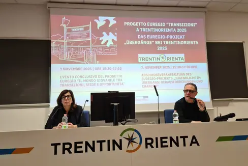 Conclusione del progetto Euregio Transizioni giovanili” a Trento, con Stefania Terlizzi (dirigente generale dell'Agenzia del lavoro, a sinistra) e Giuseppe Rizza (sovrintendente scolastico della Provincia autonoma di Trento, a destra). Foto: Ufficio stampa Provincia autonoma di Trento