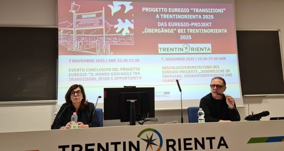 Abschluss des Euregio-Projekts „Jugendliche im Übergang“ in Trient, unter anderem mit Stefania Terlizzi (Generaldirektorin der Trentiner Arbeitsagentur, links) und dem Trentiner Schulamtsleiter Giuseppe Rizza (rechts). Foto: Presseamt Land Trentino