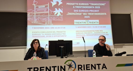 Conclusione del progetto Euregio Transizioni giovanili” a Trento, con Stefania Terlizzi (dirigente generale dell'Agenzia del lavoro, a sinistra) e Giuseppe Rizza (sovrintendente scolastico della Provincia autonoma di Trento, a destra). Foto: Ufficio stampa Provincia autonoma di Trento