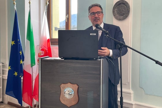 “L’opera che inauguriamo oggi è molto più di una struttura, rappresenta l’incontro di più esigenze. Non solo esigenze delle amministrazioni pubbliche, ma soprattutto esigenze della collettività, ha commentato il presidente Arno Kompatscher. (Foto: Ministero della Difesa)