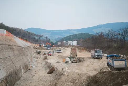 Lavori in corso per le linee aeree e l'adeguamento dei binari sulla linea esistente (nella foto nei pressi di Sciaves) per l'ammodernamento della ferrovia della Val Pusteria. (Foto: USP/STA)