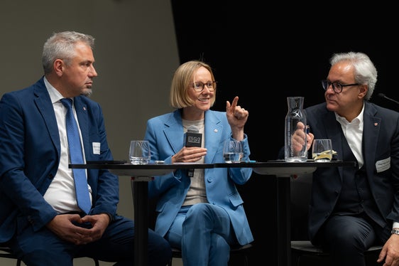 Generaldirektor Alexander Steiner, Personallandesrätin Magdalena Amhof und Generalsekretär Eros Magnago gaben den Führungskräften beim Führungskräftetag der Landesverwaltung Feedback zu Vorschlägen und Ideen. (Foto: LPA/Manuela Tessaro)