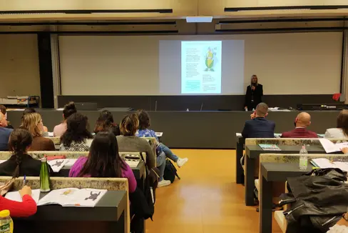 En vëndres, ai 7 de november, é gnüda presentada a Porsenú la publicaziun dada fora dala Direziun provinziala Scolines y scores ladines adöm cun la doturia Donatella Arcangeli. (Foto: USP/Intendënza Ladina)