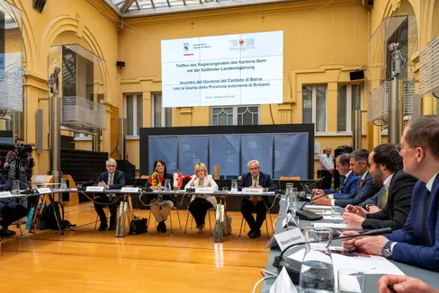 I temi dell'incontro tra gli esecutivi del Cantone di Berna e della Provincia di Bolzano hanno spaziato dai cambiamenti climatici e demografici al mercato del lavoro, dal turismo e l'agricoltura ai grandi carnivori (Foto: ASP/Manuela Tessaro)