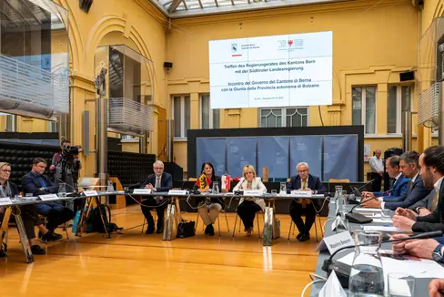 I temi dell'incontro tra gli esecutivi del Cantone di Berna e della Provincia di Bolzano hanno spaziato dai cambiamenti climatici e demografici al mercato del lavoro, dal turismo e l'agricoltura ai grandi carnivori (Foto: ASP/Manuela Tessaro)