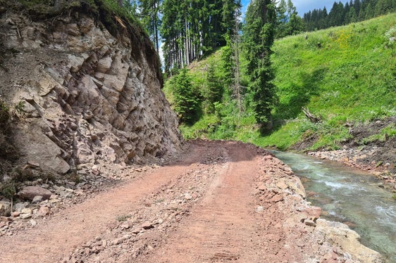 Sono iniziati i lavori preparatori per la costruzione di una barriera di contenimento nel rio Sesto: attualmente si stanno definendo le varie infrastrutture di cantiere e le future strade di servizio. (Foto: ASP/Ufficio Sistemazione bacini montani Est)