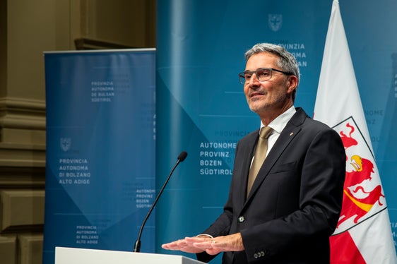 Landeshauptmann Arno Kompatscher teilte mit, dass die Gebühr der Konzessionären künftig aus zwei Teilen bestehen muss: aus einer festen und nunmehr neu auch aus einer variablen Komponente. (Foto: LPA/Fabio Brucculeri)