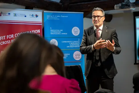 “L’edizione aggiornata mostra chiaramente che, rafforzando la nostra Autonomia, si aprono possibilità d’azione molto concrete per l’intera Euregio – soprattutto in settori quali ambiente ed energia, ma anche pianificazione territoriale, istruzione, protezione civile e servizi sociali”, ha detto il presidente della Provincia Arno Kompatscher. (Foto: USP/Fabio Brucculeri)