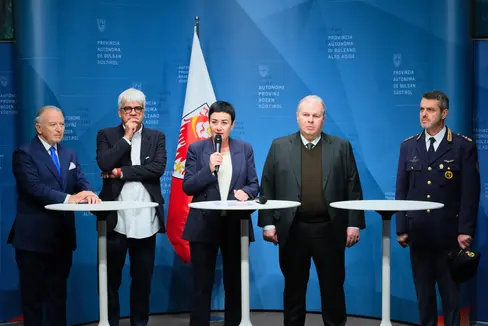 Gemeinsamer Einsatz für mehr Sicherheit im Netz: (v.l.) Oscar de Iorio und Stefan Gasslitter (SIAG), Landesrätin Ulli Mair, Quästor Paolo Sartori und Vize-Quästor Alberto Di Cuffa. (Foto: LPA/Lukas Forer)