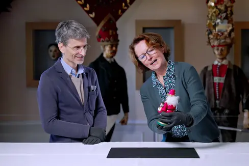 Martin Hochleitner e Lucia Luidold mostrano al Museo di Salisburgo come gli oggetti tradizionali di diverse regioni hanno spesso scopi e significati simili nonostante i loro diversi design (Foto: ASP/Museo di Salisburgo)