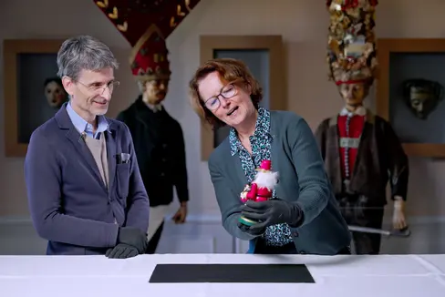 Martin Hochleitner e Lucia Luidold mostrano al Museo di Salisburgo come gli oggetti tradizionali di diverse regioni hanno spesso scopi e significati simili nonostante i loro diversi design (Foto: ASP/Museo di Salisburgo)