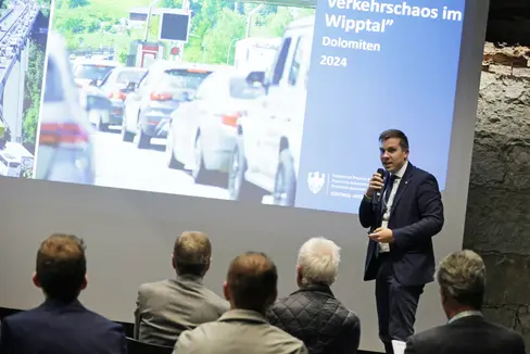Im Zentrum der Aufmerksamkeit stand während des Abends insbesondere der Bericht des Sonderbeauftragten für die Landesplanung im Bereich Straßenverkehr und Mobilitätsströme, Michael Andergassen, der Mitglied des Aufsichtsrats der BBT Brenner Basistunnel-Gesellschaft ist. (Foto: LPA/Ingo Dejaco)
