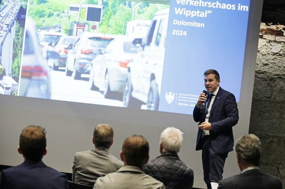 Im Zentrum der Aufmerksamkeit stand während des Abends insbesondere der Bericht des Sonderbeauftragten für die Landesplanung im Bereich Straßenverkehr und Mobilitätsströme, Michael Andergassen, der Mitglied des Aufsichtsrats der BBT Brenner Basistunnel-Gesellschaft ist. (Foto: LPA/Ingo Dejaco)