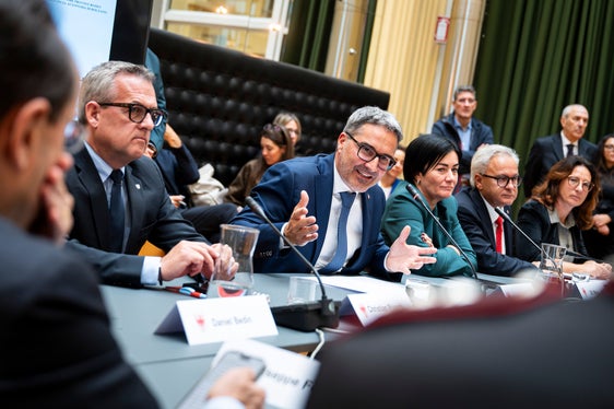 Landeshauptmann Arno Kompatscher betonte den gegenseitigen Nutzen der Vereinbarung, von der auch die Ordnungskräfte durch neuen Wohnraum profitieren könnten. (Foto: LPA/Fabio Brucculeri)