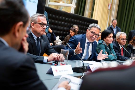Landeshauptmann Arno Kompatscher betonte den gegenseitigen Nutzen der Vereinbarung, von der auch die Ordnungskräfte durch neuen Wohnraum profitieren könnten. (Foto: LPA/Fabio Brucculeri)