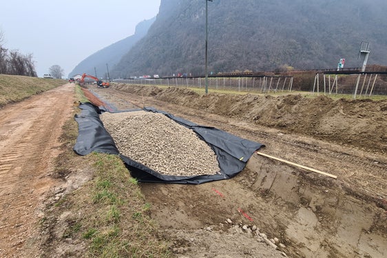 Das Landesamt für Wildbach- und Lawinenverbauung Süd hat einen 600 Meter langen Drainagekoffer (Filterfuß) am Etschdamm errichtet. (Foto: LPA/Landesamt für Wildbach- und Lawinenverbauung Süd in der Agentur für Bevölkerungsschutz)