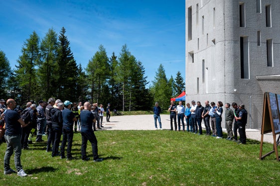 Nach über 20 Jahren Betrieb ist das alte Niederschlagsradar am Gantkofel mit einem neuen ersetzt worden. Die Installation wurde im Oktober 2023 als Gemeinschaftsprojekt von Südtirol und dem Trentino fertiggestellt, seit dem 7. Februar 2024 stehen die Daten des neuen Niederschlagsradars am Gantkofel zur Verfügung. Am 30. Mai 2025 erfolgte nun die feierliche Einweihung. (Foto: LPA/Fabio Brucculeri)
