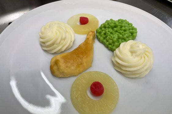 Wie Breikost präsentiert werden kann, zeigte Küchenchef Bernd Ackermann bei einer Fortbildung an der LBS Savoy in Meran. Im Bild: Hähnchen mit Currysauce-Ananas-Kirsche-Erbsengemüse und Herzoginkartoffeln (Foto: LPA/LBS Savoy/Hannes Rainer)