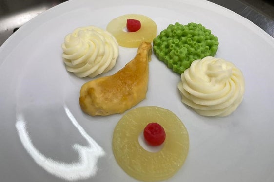 Wie Breikost präsentiert werden kann, zeigte Küchenchef Bernd Ackermann bei einer Fortbildung an der LBS Savoy in Meran. Im Bild: Hähnchen mit Currysauce-Ananas-Kirsche-Erbsengemüse und Herzoginkartoffeln (Foto: LPA/LBS Savoy/Hannes Rainer)
