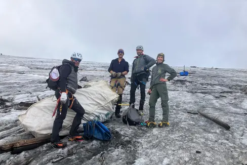 Groß angelegte Müllsammelaktion auf den Gletschern im Gebiet des Stilfserjochs: Im Bild die Leiterin der Forststation Prad Barbara Folie (ganz rechts) und freiwillige Helfer. (Foto: LPA/Forststation Schlanders)