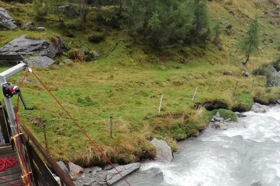 Die Probenahme von Mikroplastik in den Fließgewässern erfolgt mit dem so genannten Manta-Schleppnetz. (Foto: LPA/Landesagentur für Umwelt und Klimaschutz)