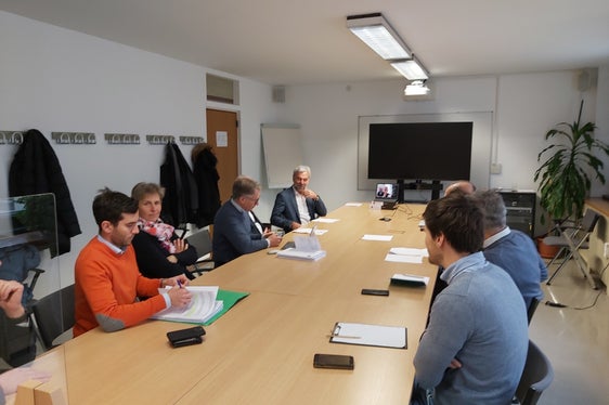Heimische Experten an einem Tisch: Die Arbeitsgruppe Großraubwild setzt sich in Rom und Brüssel dafür ein, den Wolf von Nutztieren fernzuhalten - auch mit Abschüssen, nicht durch Jagd. (Foto: LPA/Ulrike Huber)