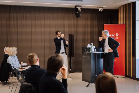 Projektleiter Felix Hartmann (stehend l.) und Landesrat Arnold Schuler: Politik, Wissenschaft und Wirtschaft gemeinsam für Nachhaltigkeit. (Foto: Eurac Research/Janandrea Moroder)