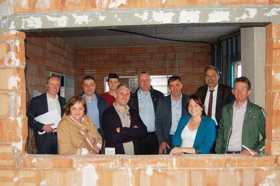 Landeshauptmann und Bevölkerungsschutzlandesrat Arno Kompatscher hat sich von zwei großen Baustellen in der Gemeinde Sarntal ein Bild verschafft, im Bild auf der Baustelle der Grundschule (v.li.): Arnold Larcher, Flora Brugger, Richard Kienzl, Bauarbeiter, Lukas Stuefer, Josef Mair, Bürgermeister Christian Reichsigl, Lisa Lucin, Landeshauptmann Arno Kompatscher, Bernhard Thaler. (Foto: LPA/Toni Hofer)