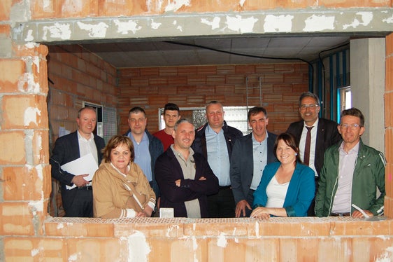 Il presidente altoatesino ha visitato anche il cantiere della nuova scuola primaria di Sarentino. Nella foto (da sinistra) Arnold Larcher, Flora Brugger, Richard Kienzl, entrambi operai edili, Lukas Stuefer, Josef Mair, il sindaco Christian Reichsigl, Lisa Lucin, il presidente Arno Kompatscher e Bernhard Thaler. (Foto: ASP/Toni Hofer)