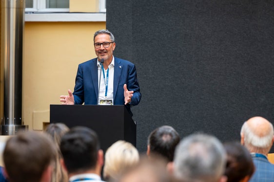 Es gibt keine Innovation ohne Investitionen und den Mut, Ressourcen vorzustrecken, um Dinge voranzutreiben. Heute besichtigen wir ein Projekt, an dem unsere Inhouse-Unternehmen SASA und Alperia beteiligt sind. Damit sind wir Teil eines europäischen Netzwerks, das das gemeinsame Ziel der Dekarbonisierung verfolgt, betonte Landeshauptmann Arno Kompatscher. (Foto: LPA/Fabio Brucculeri)