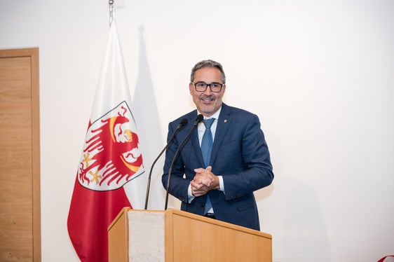 Wir haben unseren Förderern und Unterstützern in Deutschland sehr viel zu verdanken, sagte Landeshauptmann Arno Kompatscher bei der kleinen Feier. (Foto: LPA/Bernhard Aichner)