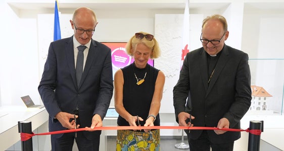 La mostra “Storia diocesana dell'Euregio” è stata inaugurata (da sinistra) dal presidente del Tirolo Anton Mattle, dalla rettrice dell'Università di Innsbruck Veronika Sexl e dal vescovo di Innsbruck Hermann Glettler. (Foto: Land Tirol/Dorfmann)