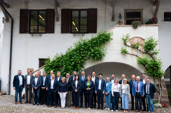 Die Landesregierung traf sich zu einer Sondersitzung in der Landwirtschaftlichen Oberschule in Auer mit den Bürgermeisterinnen und Bürgermeistern der Bezirksgemeinschaft Überetsch Unterland. (Foto: LPA/Fabio Brucculeri)