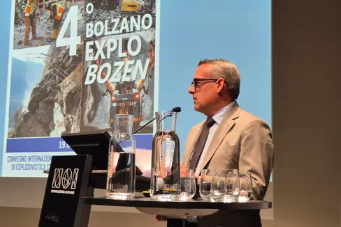 Landesrat Christian Bianchi lobte bei der internationalen Tagung zur Sprengtechnik die lokalen Stärken und Kompetenzen in diesem Bereich. (Foto: LPA/Gianluca Crocco)