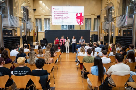 Ein Team aus 5 engagierten Praktikantinnen des Amtes für Personalentwicklung, des Amtes für Ausgaben und von Europe Direct Südtirol hat das Netzwerktreffen organisiert. (Foto: LPA/Fabio Brucculeri)