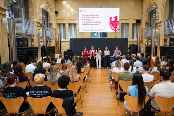 Un team di 5 tirocinanti dell'Ufficio Sviluppo personale, dell'Ufficio spese e di Europe Direct Alto Adige ha moderato l'incontro. (Foto: USP/Fabio Brucculeri)
