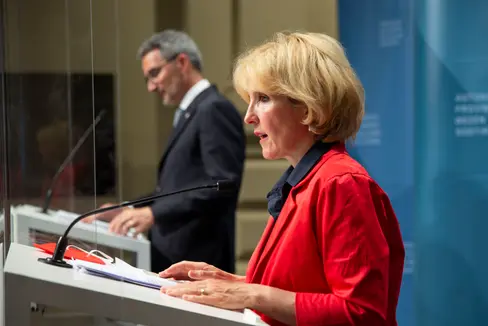 L'assessora alle politiche sociali ed alla famiglia, Waltraud Deeg, ed il presidente della Giunta, Arno Kompatscher, nel corso della conferenza stampa odierna (Foto: ASP/Fabio Brucculeri)
