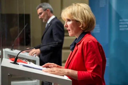 Familienlandesrätin Waltraud Deeg hat heute die Details zum Kinderbonus von 400 Euro pro Kind vorgestellt, der allen Beziehern des Landeskindergeldes zusteht. (Foto: LPA/Fabio Brucculeri)